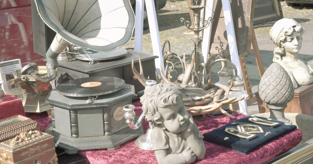 Stand Auf Einem Flohmarkt Mit Altem Grammophon Samt Schallplatte